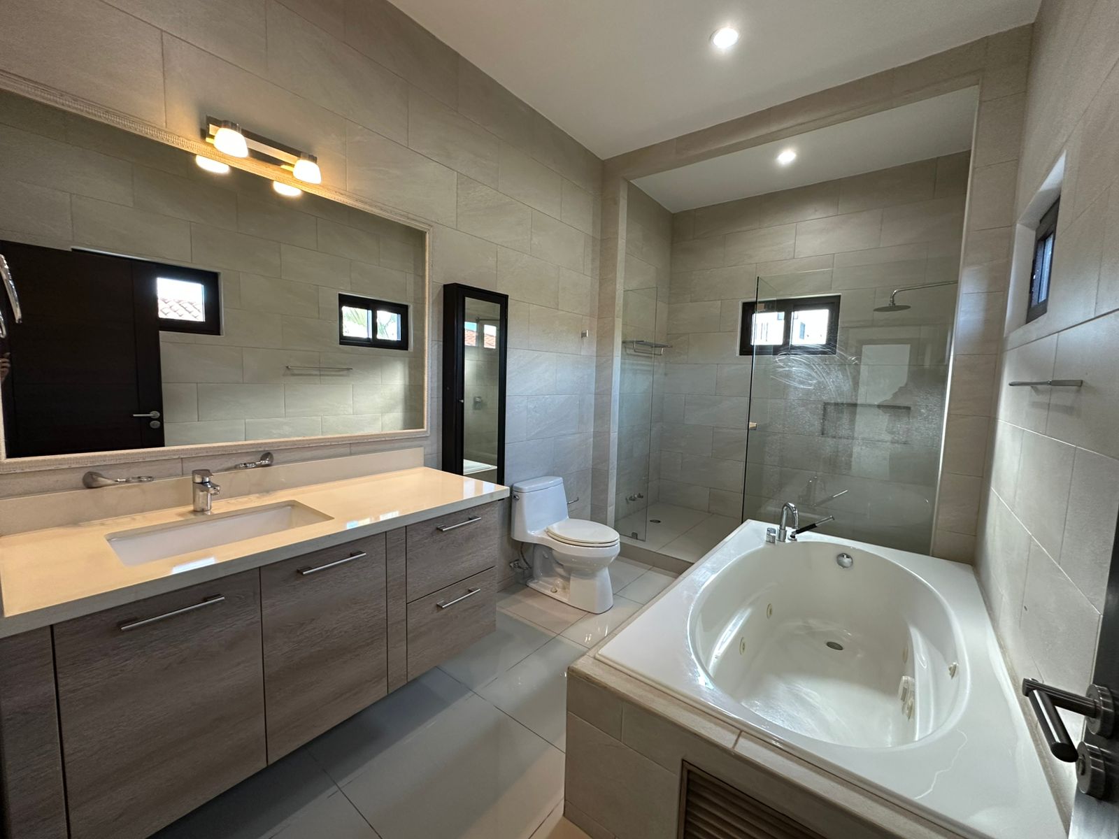 Baño principal con tina y acabados premium
