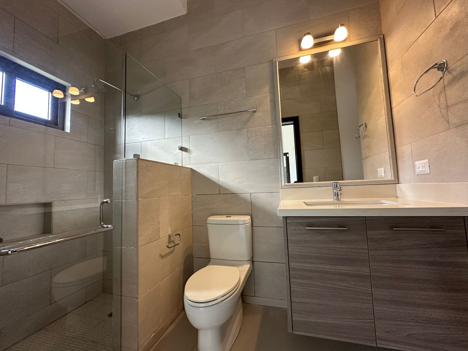 Baño secundario con ducha de vidrio
