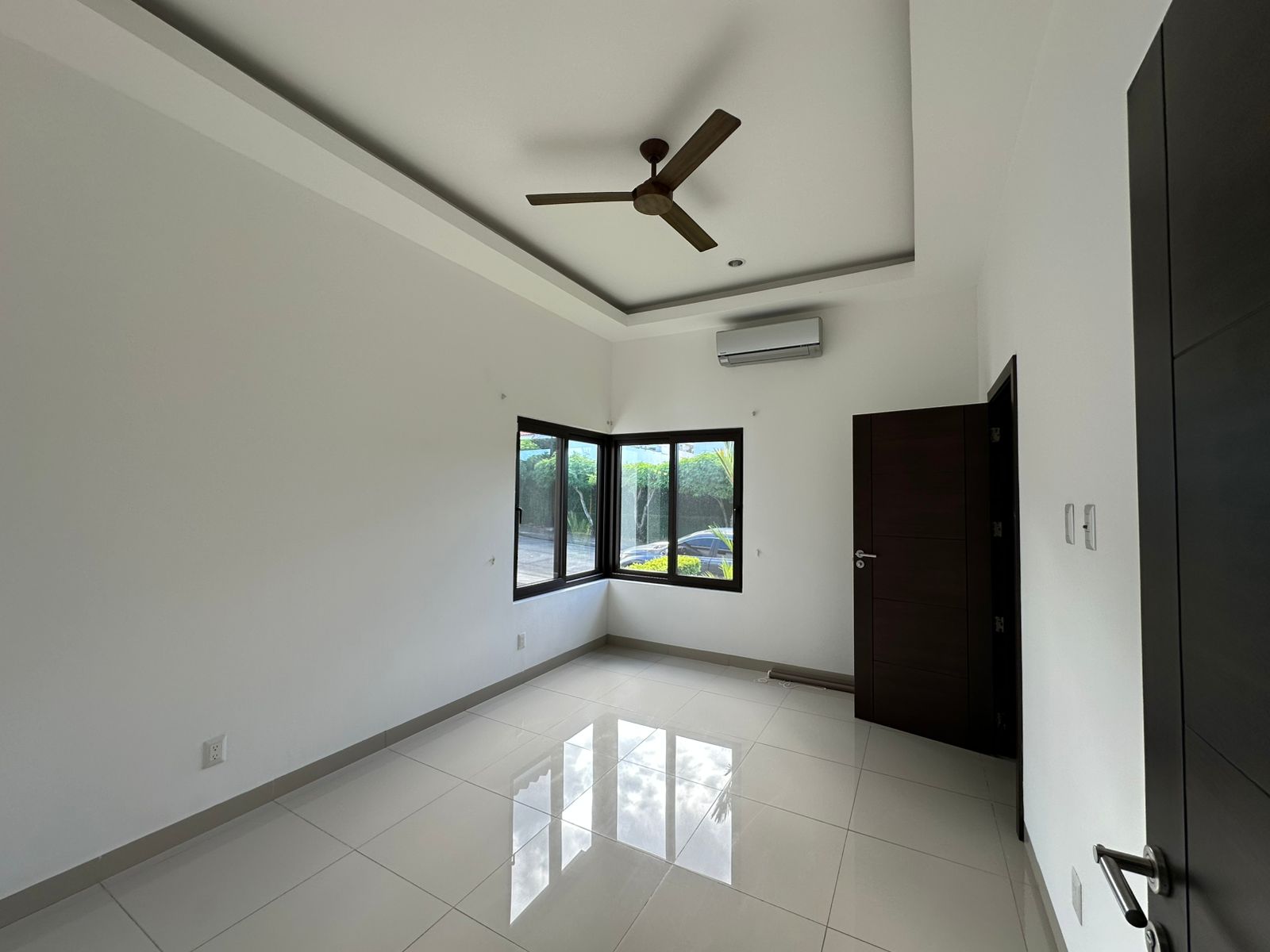 Habitación principal iluminada