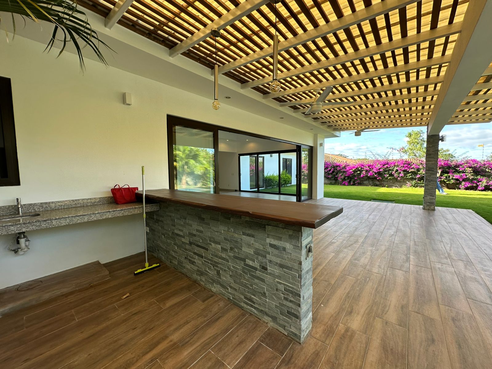 Terraza con bar y pérgola de madera