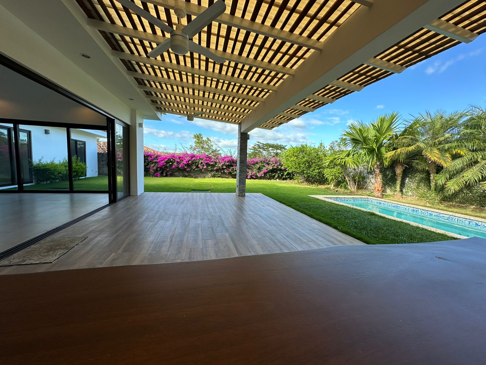 Sala abierta con vista al jardín y piscina