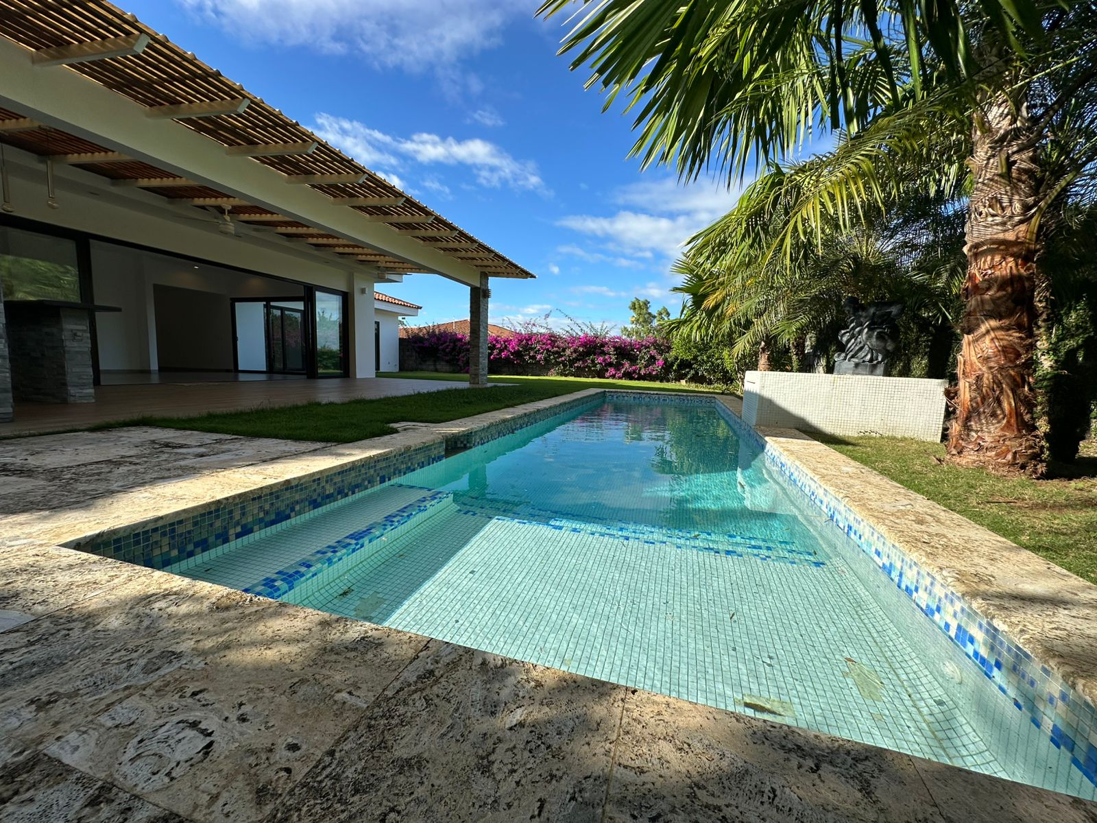 Piscina privada con mosaico azul