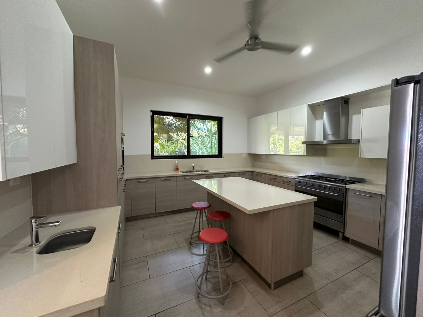 Cocina equipada con isla y barra