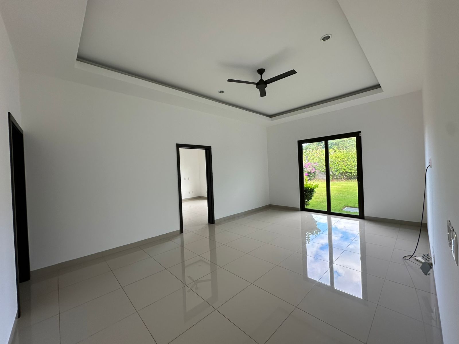 Sala de estar con cielo raso decorativo
