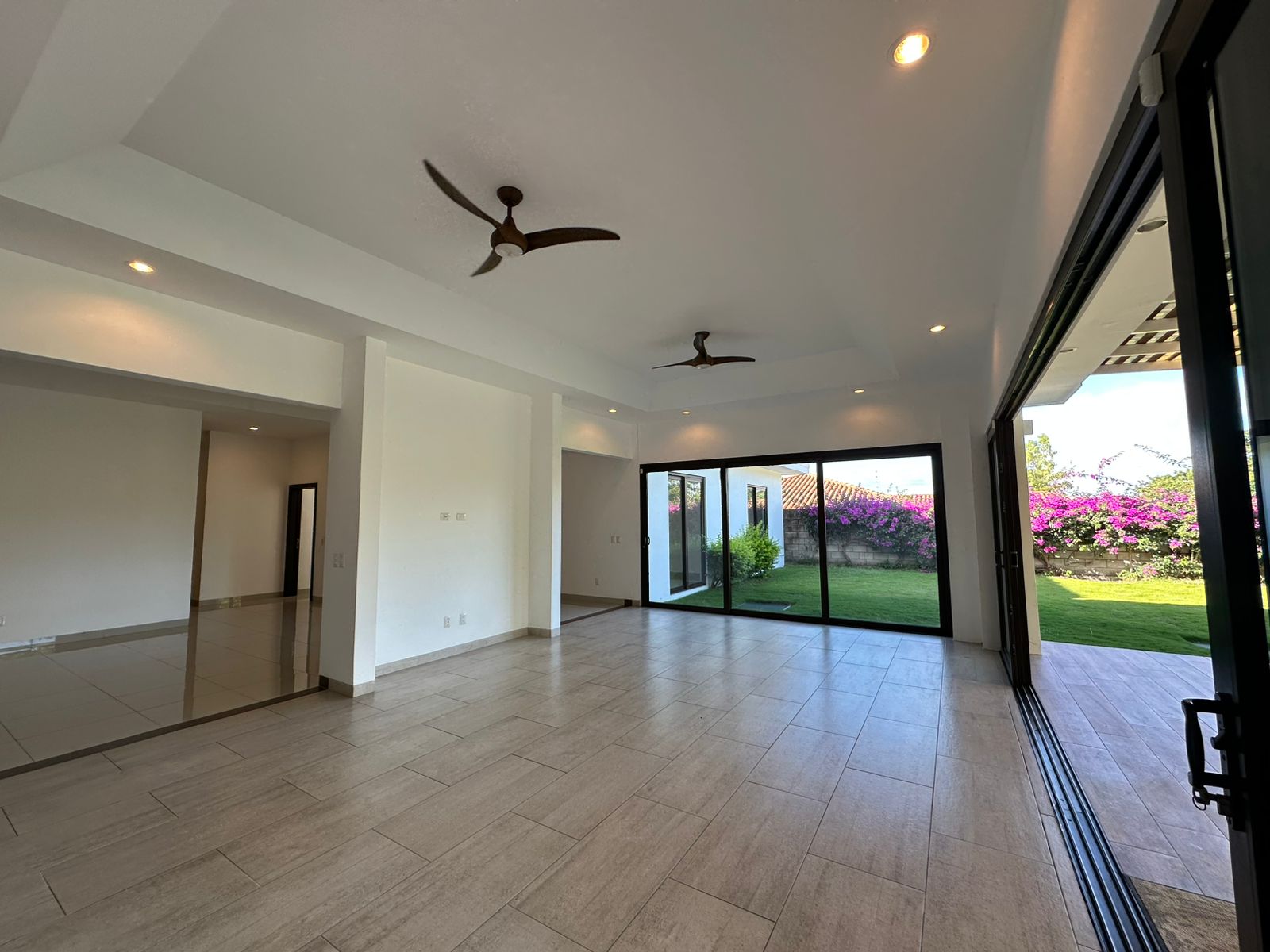 Sala principal con vista al jardín y piscina