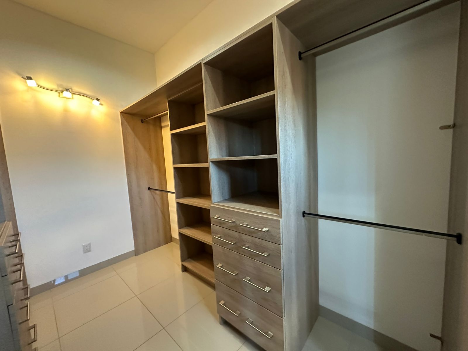 Walk-in closet de madera personalizado